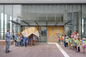 Kindergartenkinder aus Bergheim und der Bahnstadt sorgen für den Durchbruch auf der neuen Fußgängerbrücke zwischen dem Querbahnsteig des Hauptbahnhofes und dem Europaplatz.
