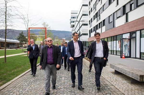 Bürgermeister Odszuck mit Mitgliedern des Städtetags in der Bahnstadt (Foto: Stadt Heidelberg)