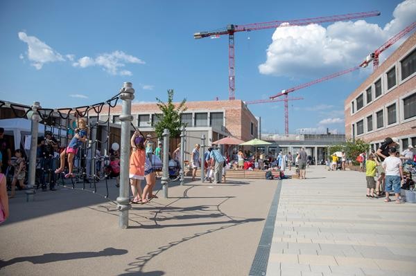 Auch in der Kindertagesstätte wurde das Bahnstadtfest gefeiert. (Foto: Buck) Kinder spielen auf einem Klettergerüst, im Hintergrund Baukräne. (Foto: Buck)