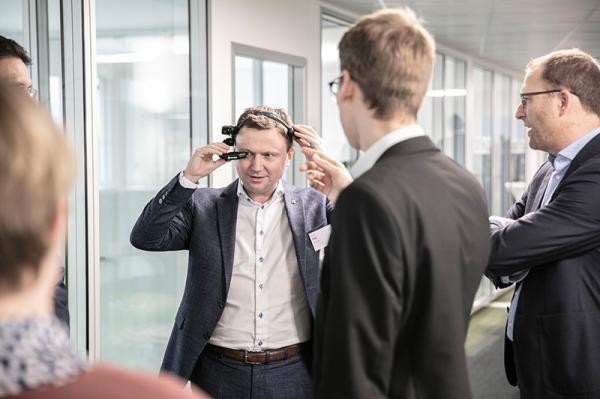Bilfinger eröffnete Kompetenzzentrum für Digitalisierung in der Bahnstadt. (Foto: Bilfinger) Bilfinger COO Duncan Hall beim Ausprobieren der Video-Applikation Industrial Tube. (Foto: Bilfinger)