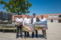 Gerald Dietz (von links), Leiter der Geschäftsstelle Bahnstadt, Oberbürgermeister Prof. Dr. Eckart Würzner, Erster Bürgermeister Jürgen Odszuck und Dieter Bartmann, Vorstandsvorsitzender des Stadtteilvereins Bahnstadt, auf dem Gadamerplatz vor B³ mit zwei Luftaufnahmen von der Bahnstadt vom Start der Entwicklung im Jahr 2010 und vom Frühjahr 2019 sowie dem neuen Bahnstadt-Buch. (Foto: Dittmer) Gerald Dietz (von links), Leiter der Geschäftsstelle Bahnstadt, Oberbürgermeister Prof. Dr. Eckart Würzner, Erster Bürgermeister Jürgen Odszuck und Dieter Bartmann, Vorstandsvorsitzender des Stadtteilvereins Bahnstadt, auf dem Gadamerplatz vor B³ mit zwei Luftaufnahmen von der Bahnstadt vom Start der Entwicklung im Jahr 2010 und vom Frühjahr 2019 sowie dem neuen Bahnstadt-Buch. (Foto: Dittmer)