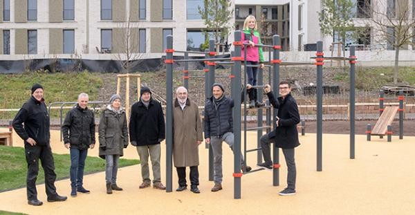 Bürgermeister Erichson und Hauptamtliche testen mit Jugendlichen die neue Calisthenics-Anlage in der Bahnstadt. Foto: Rothe