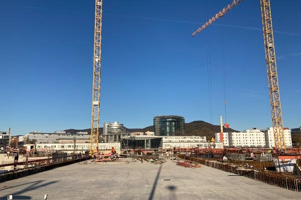 Die Bauarbeiten am Verbindungssteg zwischen Querbahnsteig und Europaplatz scheiten voran. (Foto: Stadt Heidelberg) Blick auf die Bauarbeiten am Verbindungssteg zwischen Querbahnsteig und Europaplatz.