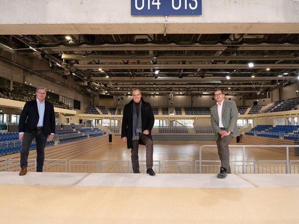 Führung durch den fast fertiggestellten SNP dome. 