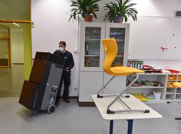An der Carl-Bosch-Schule wurden am 28. Januar Luftfiltergeräte in 3 Räumen installiert. Die berufliche Schule ist eine von neuen Schulen in Heidelberg, die mit Luftfiltern ausgestattet werden, weil dort vulnerable Gruppen unterrichtet werden oder Stoßlüften erschwert ist.