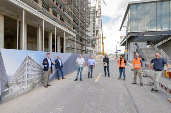 Bürgermeister Jürgen Odszuck und alle anderen Verantwortlichen besichtigen die Baustelle.