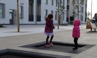 Bewegung auf Trampolinen. (Foto: Stadt Heidelberg) Zwei Kinder springen auf einem Trampolin.