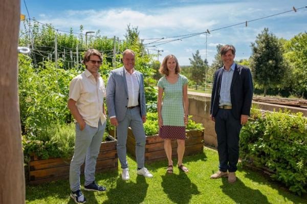10 Jahre Wohnen in der Passivhaussiedlung: Ebenso wie Bahnstädter Marco Tidona (links) und seine Familie haben seit 2012 rund 5.800 Menschen ein neues Zuhause in der Bahnstadt gefunden. Zu Besuch in dessen Garten sind Oberbürgermeister Prof. Dr. Eckart Würzner (2.v.l.), Heike Rompelberg vom Vorstandsteam des Stadtteilvereins Bahnstadt und Erster Bürgermeister Jürgen Odszuck. (Foto: Dittmer) Foto von OB und Bahnstadtbewohner