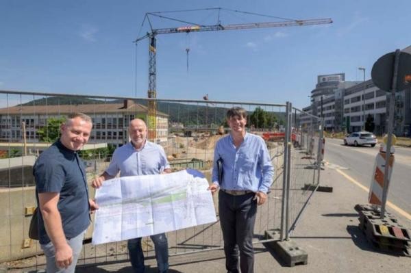 Das Areal rund um die Montpellierbrücke (im Hintergrund) wird umgebaut. Das betrifft den Czernyring (rechts) sowie das Gelände unter der Brücke. Foto: Rothe