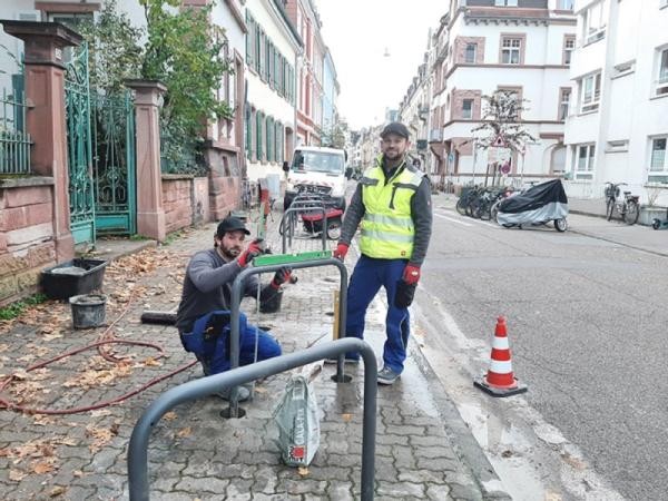 Zwei Arbeiter beim Montieren