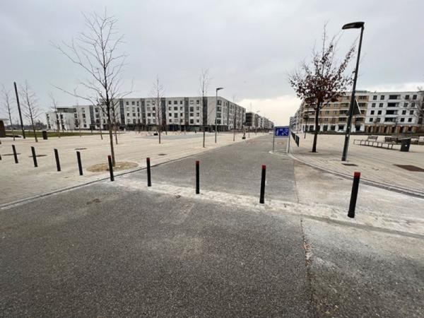 Eine Straße in einem Wohngebiet