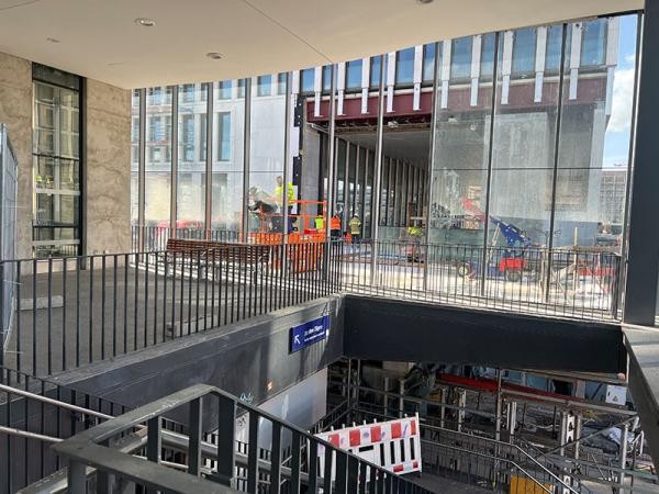 Der Bau der neuen Fußgängerbrücke zwischen Hauptbahnhof und neuem Europaplatz geht in die nächste Etappe. Am Dienstag, 28. März 2023, wurde das Bahnhofsgebäude hin zum neuen Europaplatz geöffnet. Das Foto zeigt den Blick vom Bahnhofsgebäude hin zur Brücke und auf den Europaplatz. (Foto: Stadt Heidelberg) Ein Querbahnsteig an einem Bahnhof