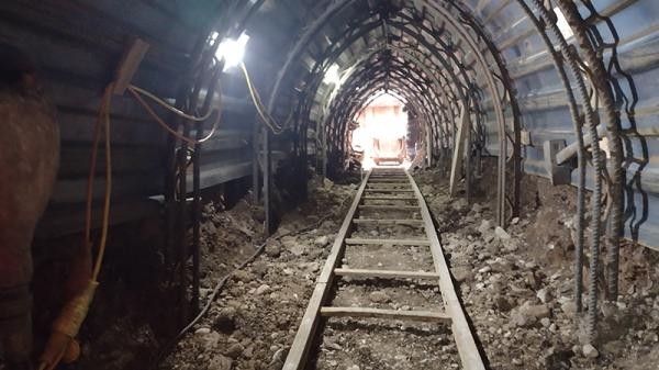 Überraschung auf der Baustelle: Statt auf einen Feinboden aus Sand und Kies trafen die Bauarbeiter auf steinharten Fels. Um unter der Fahrbahn einen Abwasserkanal zu verlegen, mussten sie – ähnlich wie beim Bergbau – auf 20 Meter Länge einen Tunnel von einer Straßenseite zur anderen zu graben. (Foto: Stadt Heidelberg) Blick durch den Tunnel unterhalb der Eppelheimer Straße
