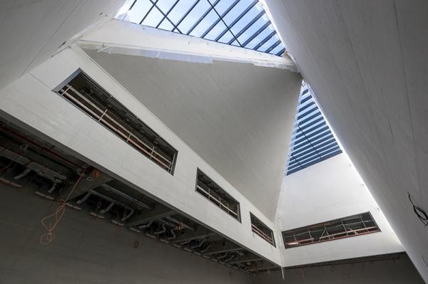 Ein Spiel aus Licht und Schatten bietet die Architektur inmitten des Heidelberger Kongresszentrums. (Foto: Philipp Rothe) Innenansicht und Blick auf die offene Decke des Congress Centers.