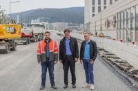 Bürgermeister Jürgen Odszuck (Mitte) gibt – gemeinsam mit Marcus Kusche (r.) und Jonas Hoffmann vom Tiefbauamt – den ersten Bauabschnitt der Eppelheimer Straße für den Verkehr frei, der ab Montag, 23. Oktober 2023, wieder in beide Richtungen befahrbar ist. Bürgermeister Jürgen Odszuck (Mitte) gibt – gemeinsam mit Marcus Kusche (r.) und Jonas Hoffmann vom Tiefbauamt – den ersten Bauabschnitt der Eppelheimer Straße für den Verkehr frei, der ab Montag, 23. Oktober 2023, wieder in beide Richtungen befahrbar ist.
