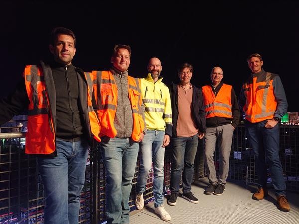 Das Team rund um Ersten Bürgermeister Jürgen Odszuck (Dritter von rechts), das das 33 Tonnen schwere Brückenelements eingehoben hat. (Foto: Stadt Heidelberg) Man sieht das Team, das an der Baustelle arbeitet