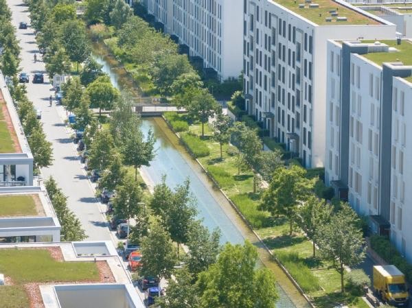Die Wasserbecken sind ein beliebter Freiraum für die Bewohnerinnen und Bewohner der Bahnstadt. (Foto: Buck) Blick auf die Wasserbecken in der Bahnstadt von oben.