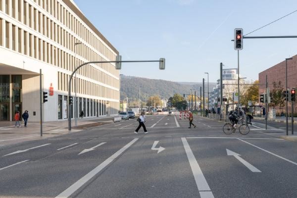 Ein Blick auf den Czernyring von der Mitte der Straße; Fußgänger laufen über die Ampel