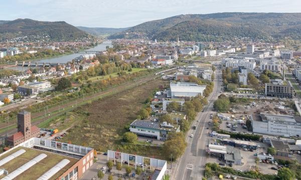 Luftbild mit Bahnstadt und Neckar im Hintergrund.