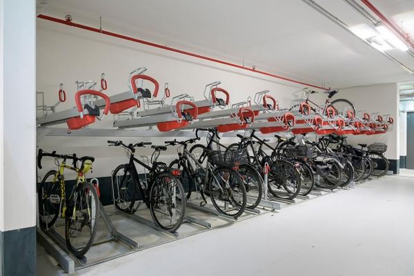 Doppelstöckige Fahrradstellplätze in einem Parkhaus.