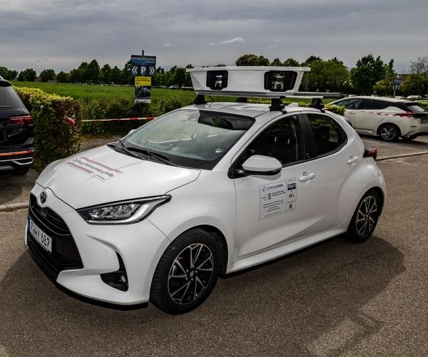 Das Scan-Auto startet am 11. August Kartierungsfahrten in der Bahnstadt und in der Altstadt. Ein Auto mit einem Aufbau mit mehreren Kameras auf dem Dach steht auf einem Parkplatz.