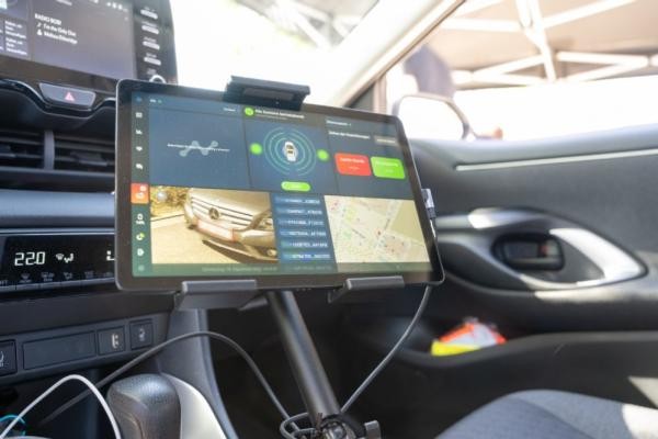 Im Inneren des Scan-Fahrzeuges ist ein Display angebracht, auf dem verschiedenen Bilder und Meldungen angezeigt werden.