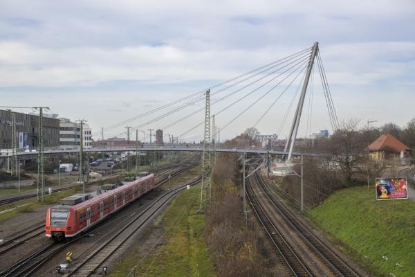 Auf sechs Metern Breite – vier Meter für den Radweg und zwei Meter für den Fußweg – bietet die neue Da-Vinci-Brücke genug Raum für alle Verkehrsteilnehmenden. Sie überquert die Bahngleise von der Ochsenkopfwiese in Bergheim (rechts) bis zum Luxor-Kino in der Bahnstadt. (Foto: Rothe) Die Da-Vinci-Brücke von der Seite mit Blick auf die Bahngleise darunter.