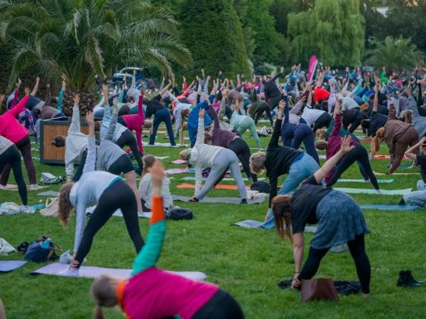 Mit einer Auftaktveranstaltung am 1. Mai auf dem Werderplatz in Neuenheim startete „Sport im Park“ in Heidelberg in die neue Saison. (Foto: Tobias Dittmer) Teilnehmerinnen und Teilnehmer der Kursangebote beim Yoga.