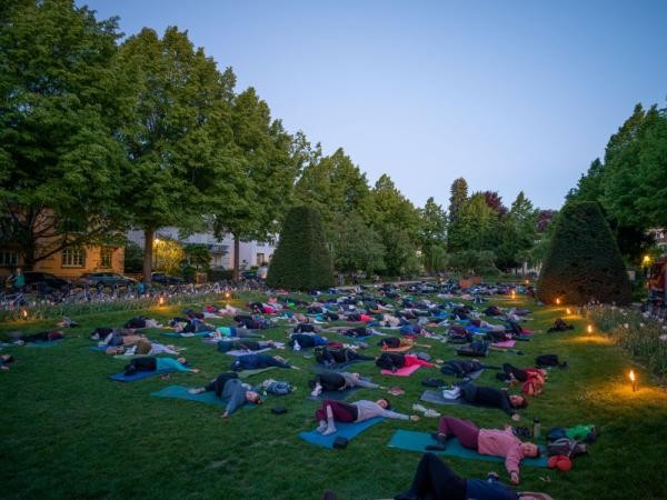 Rund 250 Teilnehmerinnen und Teilnehmer kamen zur Auftaktveranstaltung von Sport im Park auf den Werderplatz in Neuenheim. (Foto: Tobias Dittmer) Teilnehmerinnen und Teilnehmer beim Full Moon Flow Yoga.
