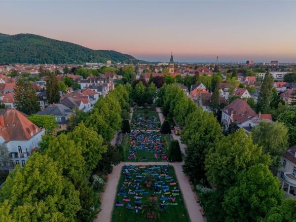 „Full Moon Flow Yoga“ stand bei der gut besuchten Auftaktveranstaltung von Sport im Park in Neuenheim auf dem Programm. (Foto: Tobias Dittmer) Der Yoga-Kurs aus der Vogelperspektive.