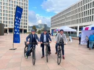 Zu sehen sind von links nach rechts: Winfried Herrmann, Verkehrsminister des Landes Baden-Württemberg, Oberbürgermeister Eckart Würzner und Mobilitätsbürgermeister Raoul Schmidt-Lamontain mit ihren Fahrrädern auf dem Europaplatz an der Südseite des Hauptbahnhofes  Süd