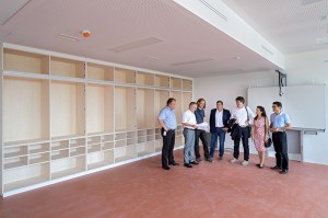 Erster Bürgermeister Jürgen Odszuck (3. von rechts) warf bei seiner Begehung der Baustelle von B³ unter anderem auch einen Blick in die neuen Klassenzimmer der Grundschule. (Foto: Rothe)