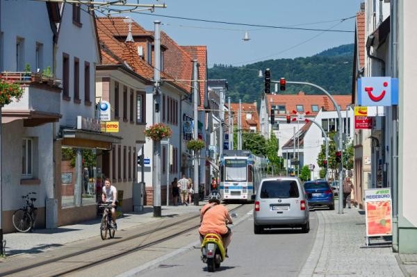 Blick in die Schwetzinger Straße in Kirchheim (Foto: Rothe) Blick in die Schwetzinger Straße in Kirchheim (Foto: Rothe)