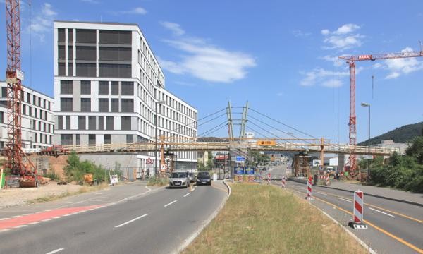 Die Fußgänger- und Radfahrerbrücke über die Speyerer Straße nach Abschluss des Einhebens der Stahlkonstruktion (Foto: Kay Sommer) Die Fußgänger- und Radfahrerbrücke über die Speyerer Straße nach Abschluss des Einhebens der Stahlkonstruktion (Foto: Kay Sommer)