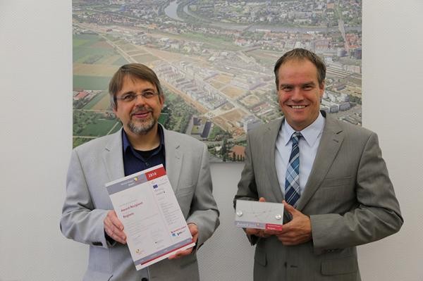 Die Heidelberger Bahnstadt ist „Passivhaus-Region des Jahres“. Oberbürgermeister Dr. Eckart Würzner (r.) und Ralf Bermich vom städtischen Umweltamt freuten sich über die Auszeichnung. (Foto: Stadt Heidelberg)
