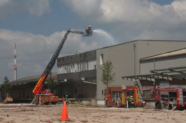 Bei den Löscharbeiten bei den alten Güterhallen in der Bahnstadt kam auch die neue Drehleiter der Feuerwehr zum Einsatz. (Foto: Stadt Heidelberg)