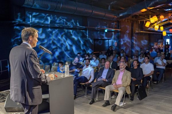 Die „Halle 02“ im neuen Stadtteil Bahnstadt ist aus dem Heidelberger Kulturleben nicht mehr wegzudenken. Die Stadt Heidelberg saniert die Hallen des ehemaligen Güterbahnhofs mit Kosten von 4,4 Millionen Euro. Jetzt ist „Halbzeit“, im Rahmen eines Festaktes weihte OB Würzner (l.) den ersten Bauabschnitt ein. (Foto: Rothe) Die „Halle 02“ im neuen Stadtteil Bahnstadt ist aus dem Heidelberger Kulturleben nicht mehr wegzudenken. Die Stadt Heidelberg saniert die Hallen des ehemaligen Güterbahnhofs mit Kosten von 4,4 Millionen Euro. Jetzt ist „Halbzeit“, im Rahmen eines Festaktes weihte OB Würzner (l.) den ersten Bauabschnitt ein. (Foto: Rothe)