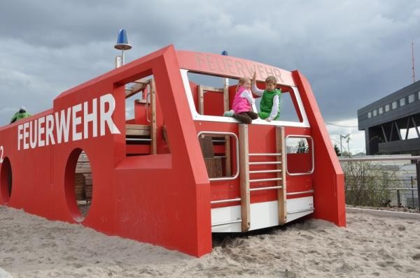 Feuerwehr-Klettergerüst auf einem Spielplatz in der Bahnstadt (Foto: Diemer)