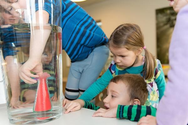 Kinder führen Experimente durch. (Foto: Fuelop)