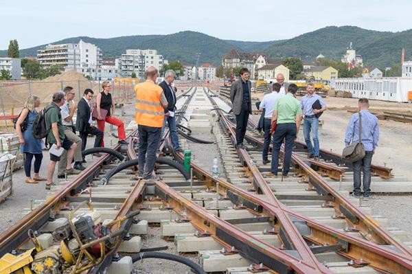 Erster Bürgermeister Jürgen Odszuck (6.v.r.) besichtigte die Baustellen zu den Mobilitätsnetz-Projekten Bahnstadt und Pfaffengrund. (Foto: Rothe) Erster Bürgermeister Jürgen Odszuck (6.v.r.) besichtigte die Baustellen zu den Mobilitätsnetz-Projekten Bahnstadt und Pfaffengrund. (Foto: Rothe)
