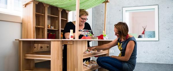 Zwei Erzieherinnen an einem Spielstand in der neuen Kita (Foto: HD)