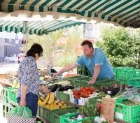 Seit 8. Mai kann man auch auf dem neuen Wochenmarkt in der Bahnstadt frische regionale Produkte einkaufen. (Foto: Buck)