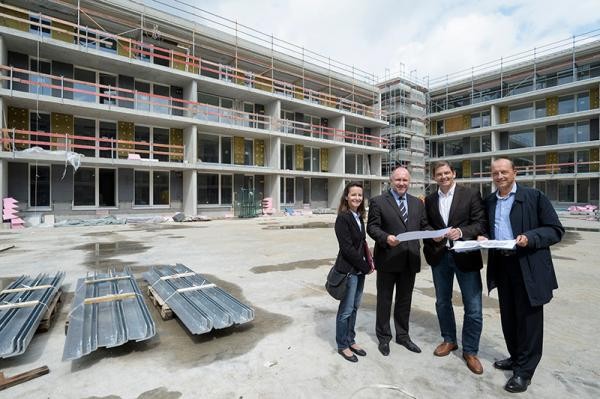 Baudezernent Bernd Stadl besucht die Baustelle Wohnquartier Carré Clair in der Bahnstadt (Foto: Rothe)