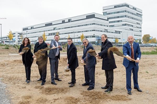 Beim Spatenstich für „SkyAngle“ in der Bahnstadt (v. l.): Nicole Huber, Leiterin Referat des Oberbürgermeisters, EGH-Geschäftsführer Peter Dohmeier, Architekt Claus Fischer, Gerald Dietz, Leiter der Geschäftsstelle Bahnstadt, Dr. Henry Jarecki, Oberbürgermeister Dr. Eckart Würzner und Tony Detre (SkyLabs). Beim Spatenstich für „SkyAngle“ in der Bahnstadt (v. l.): Nicole Huber, Leiterin Referat des Oberbürgermeisters, EGH-Geschäftsführer Peter Dohmeier, Architekt Claus Fischer, Gerald Dietz, Leiter der Geschäftsstelle Bahnstadt, Dr. Henry Jarecki, Oberbürgermeister Dr. Eckart Würzner und Tony Detre (SkyLabs).