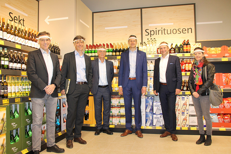 Eröffnung des Aldi-Marktes in den Westarkaden in Zeiten der Corona-Pandemie (von links): Gerald Dietz, Leiter Geschäftsstelle Bahnstadt, Erster Bürgermeister Jürgen Odszuck, Diplom-Ingenieur Peter Meidel, Nils Reithmann, Leiter Filialentwicklung bei ALDI SÜD in Ketsch, Ingenieur Claus Finzel und Kerstin Maixner, Geschäftsstelle Bahnstadt. (Foto: Stadt Heidelberg) Eröffnung des Aldi-Marktes in den Westarkaden in Zeiten der Corona-Pandemie (von links): Gerald Dietz, Leiter Geschäftsstelle Bahnstadt, Erster Bürgermeister Jürgen Odszuck, Diplom-Ingenieur Peter Meidel, Nils Reithmann, Leiter Filialentwicklung bei ALDI SÜD in Ketsch, Ingenieur Claus Finzel und Kerstin Maixner, Geschäftsstelle Bahnstadt. (Foto: Stadt Heidelberg)