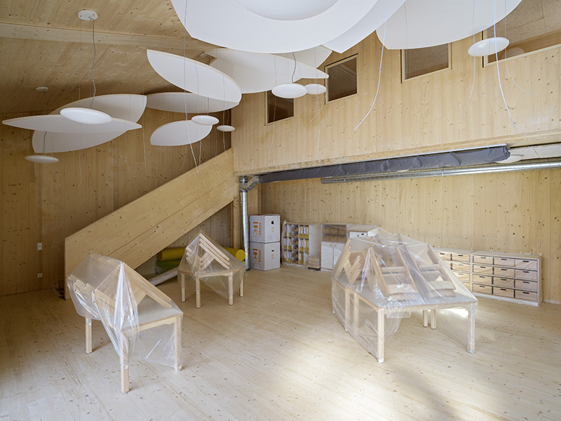 Bis zum 4. Oktober wird alles ausgepackt: Blick in die neue Kita Zollhofgarten, deren Räume von hellem Holz geprägt sind. Auf dem Foto zu sehen: Die weißen Akustiksegel in Form von Blättern. (Foto: Rothe) Bis zum 4. Oktober wird alles ausgepackt: Blick in die neue Kita Zollhofgarten, deren Räume von hellem Holz geprägt sind. Auf dem Foto zu sehen: Die weißen Akustiksegel in Form von Blättern. (Foto: Rothe)