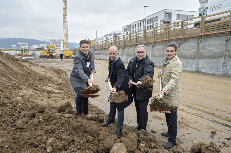 Spatenstich für Heidelberg Village in der Bahnstadt: (v.l.) Markus Ziener, Vorstand der Software AG Stiftung, Wolfgang Frey, Geschäftsführer von Frey Architekten, Otmar Männer, Geschäftsführer der Implenia Bau GmbH, und Gerald Dietz, Leiter der Geschäftsstelle Bahnstadt. (Foto: Rothe)