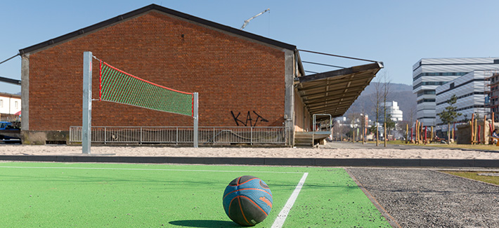beach volleyball and basketball court at Güterhallen (Photo: Buck)