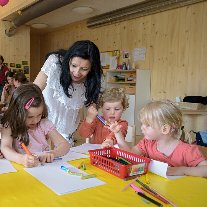 Playing kids in their new daycare center (Photo: Rothe)