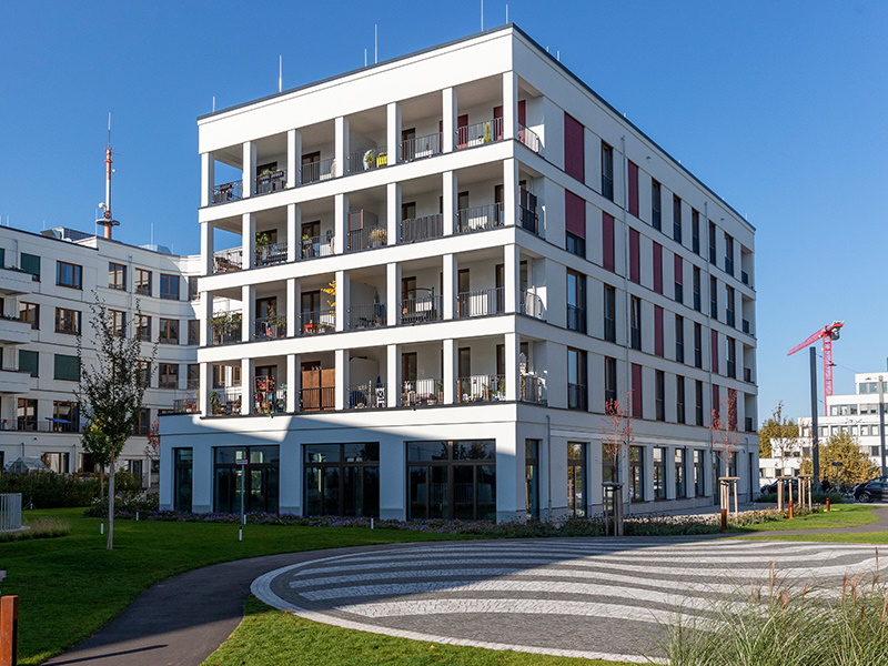 Neue Wohnungen entstanden in der Bahnstadt unter anderem im Quartier MEILEN.STEIN am Gadamerplatz, das die städtische Gesellschaft für Grund- und Hausbesitz entwickelt hat. 82 der 185 Mietwohnungen sind geförderter Wohnraum mit einkommensabhängigem Mietzuschuss. (Foto: Buck) Wohngebäude in der Bahnstadt.